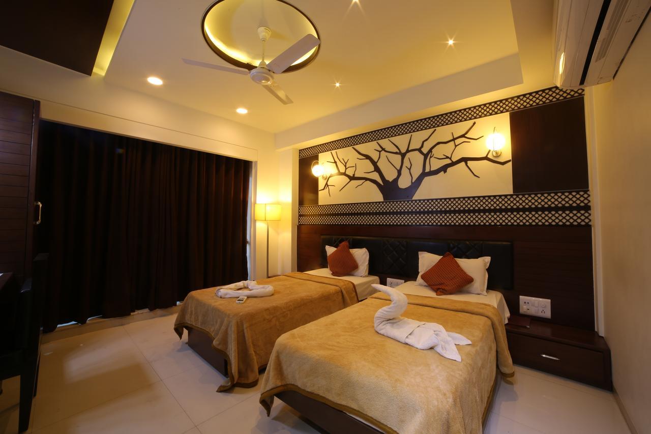 סוראט Hotel Grand Pragati מראה חיצוני תמונה