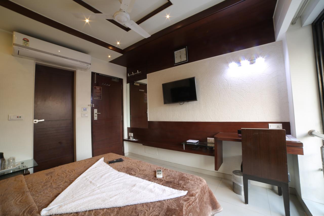 סוראט Hotel Grand Pragati מראה חיצוני תמונה