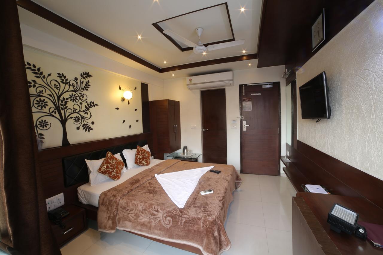 סוראט Hotel Grand Pragati מראה חיצוני תמונה