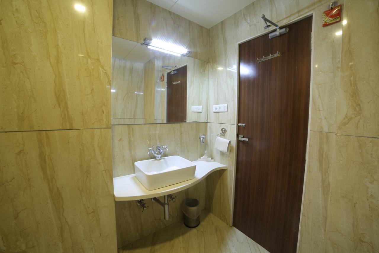 סוראט Hotel Grand Pragati מראה חיצוני תמונה