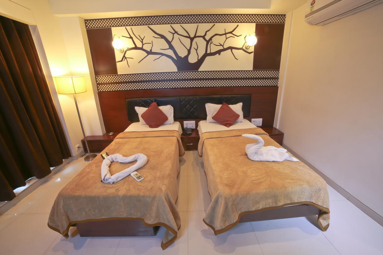 סוראט Hotel Grand Pragati מראה חיצוני תמונה
