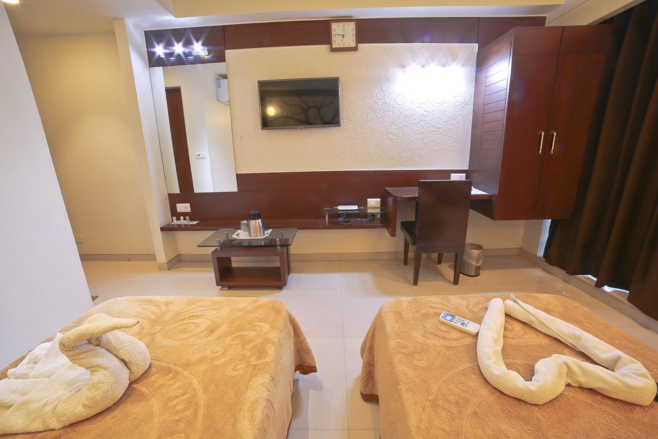 סוראט Hotel Grand Pragati מראה חיצוני תמונה
