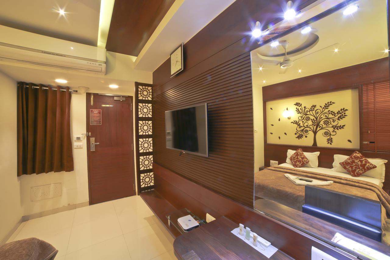 סוראט Hotel Grand Pragati מראה חיצוני תמונה