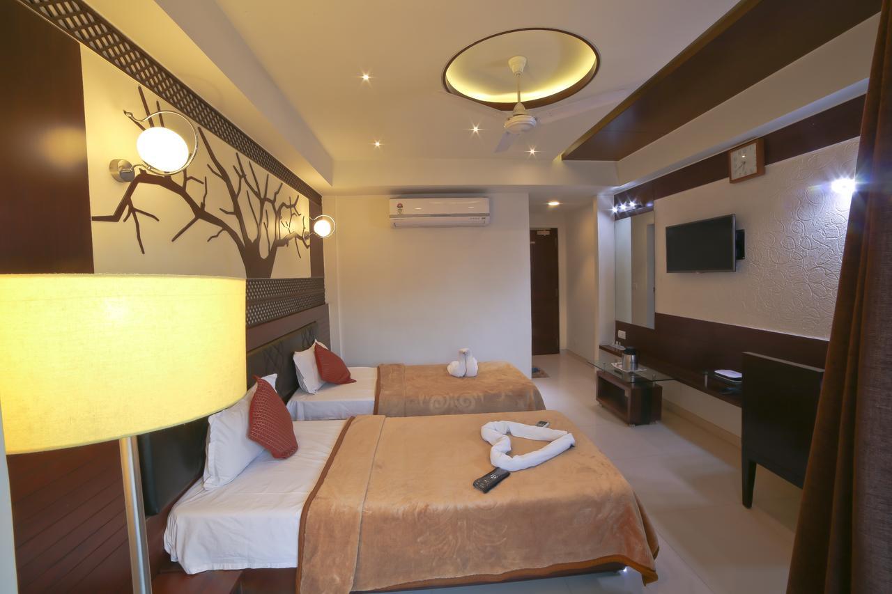 סוראט Hotel Grand Pragati מראה חיצוני תמונה