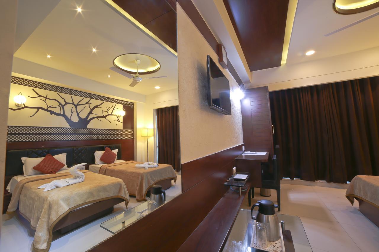 סוראט Hotel Grand Pragati מראה חיצוני תמונה