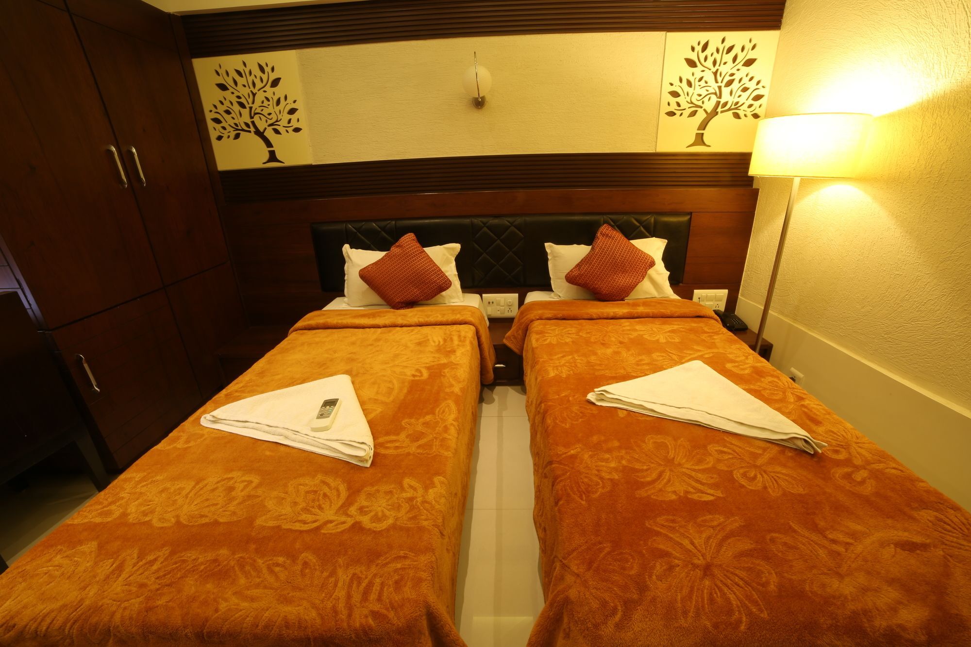סוראט Hotel Grand Pragati מראה חיצוני תמונה