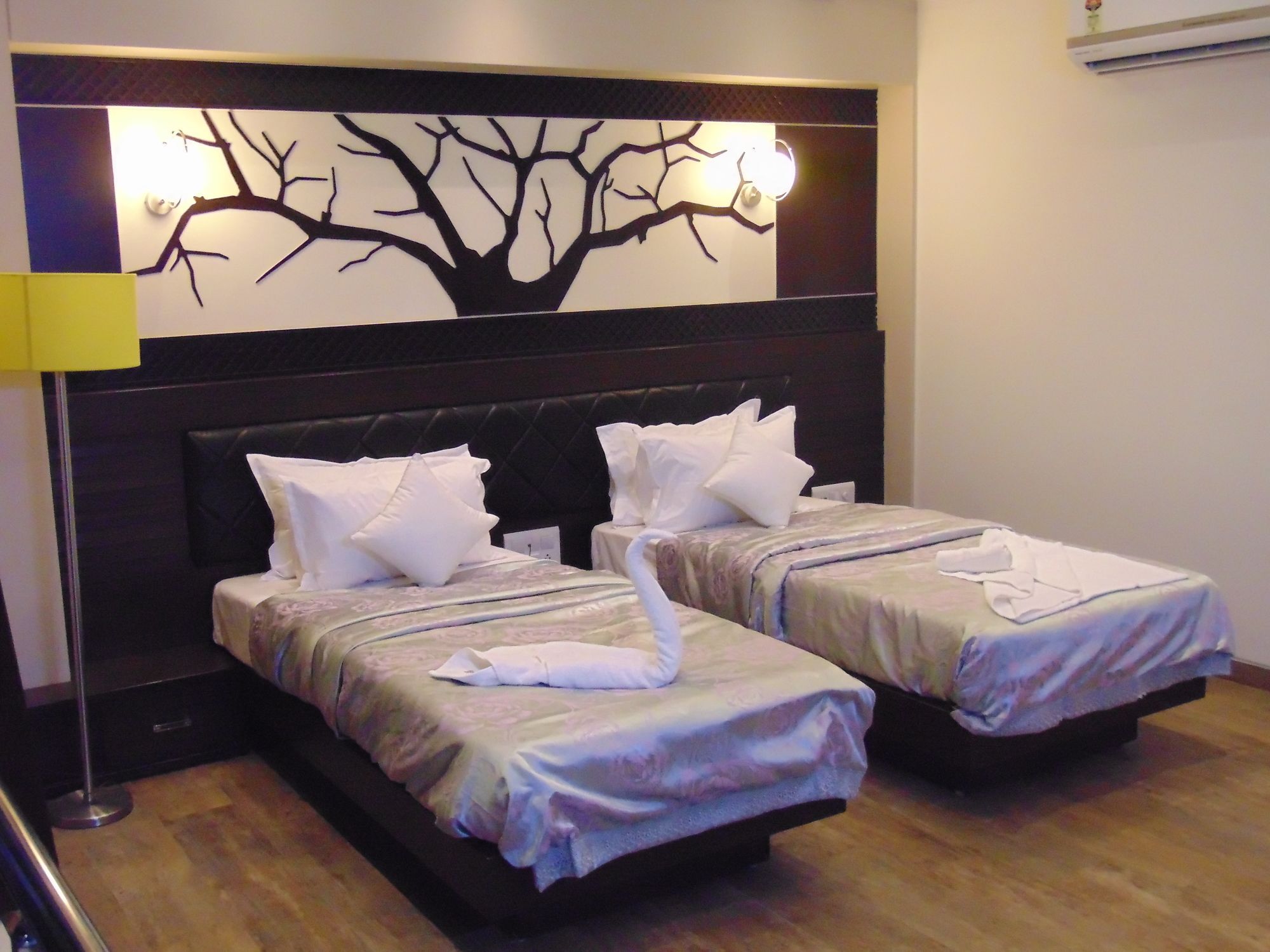 סוראט Hotel Grand Pragati מראה חיצוני תמונה